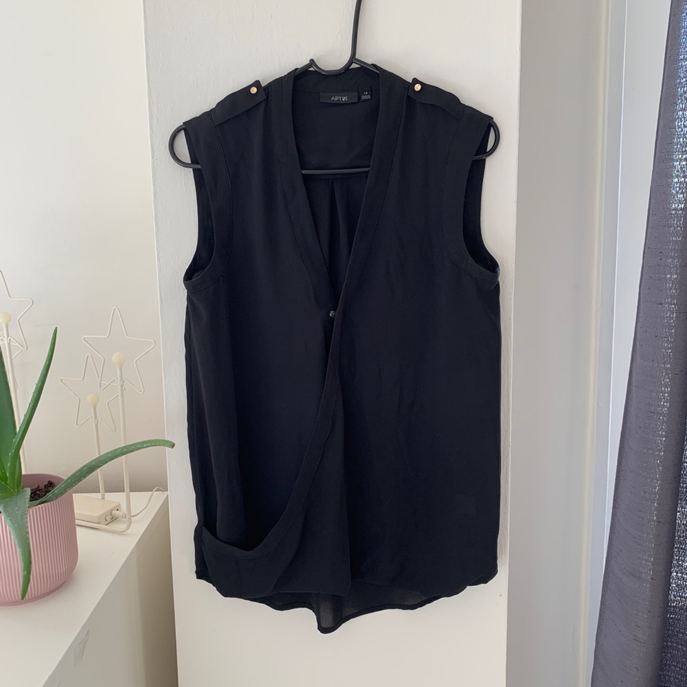 🌵 Black overlapping gold hardware blouse